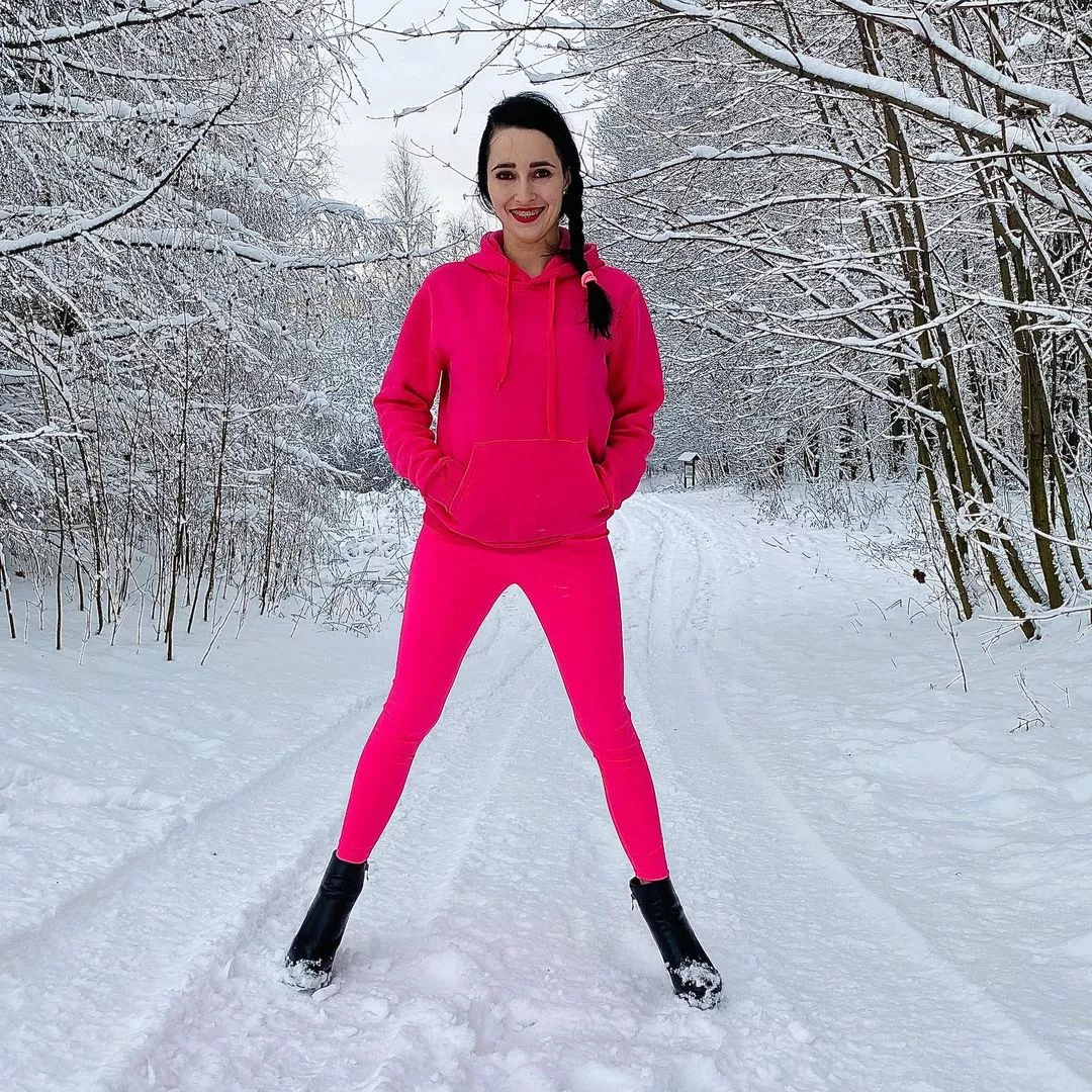 Różowy strój gwiazdy disco polo